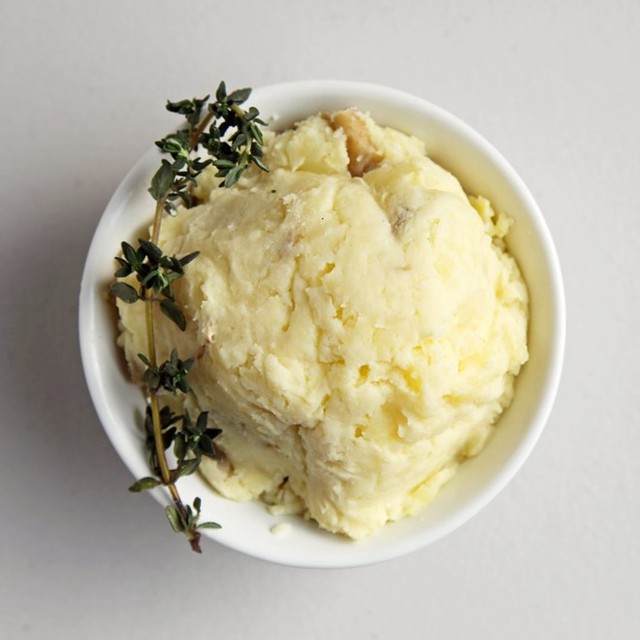 
Làm món khoai tây nghiền: Bí quyết cho món khoai tây nghiền ngon nhất là nấu với kem đặc và bơ.
