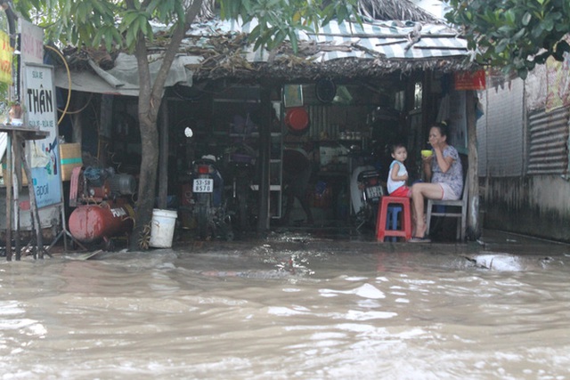 
Hai mẹ con ăn cơm trong dòng nước.
