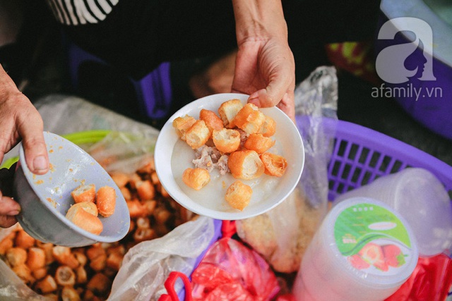 M&agrave; ch&aacute;o của c&ocirc; L&agrave; th&igrave; ngon thật. Ch&aacute;o sườn hay ch&aacute;o trai đều nấu bằng bột nước xay hầm với xương n&ecirc;n s&aacute;nh, mịn đặc trưng. Mỗi b&aacute;t ch&aacute;o th&ecirc;m ch&uacute;t thịt x&agrave;o, &iacute;t ruốc v&agrave; sườn sụn cho kh&aacute;ch ăn &ldquo;đ&atilde;&rdquo; miệng hơn. B&aacute;t ch&aacute;o đậm đ&agrave;, n&oacute;ng hổi của c&ocirc; v&igrave; thế m&agrave; c&oacute; thể chinh phục được người kh&oacute; t&iacute;nh nhất. Ch&aacute;o ở đ&acirc;y kh&aacute; b&igrave;nh d&acirc;n, ch&aacute;o quẩy chỉ 12k, ch&aacute;o quẩy ruốc 15k, c&oacute; sườn sụn l&agrave; 20k. Hiện tại qu&aacute;n c&ograve;n c&oacute; th&ecirc;m ch&egrave; sắn cũng rất hợp để lai rai những ng&agrave;y m&aacute;t trời, gi&aacute; ch&egrave; l&agrave; 10k/ b&aacute;t. Qu&aacute;n b&aacute;n từ 7h30 đến 17h30, nghỉ trưa từ 12h30 đến15h.