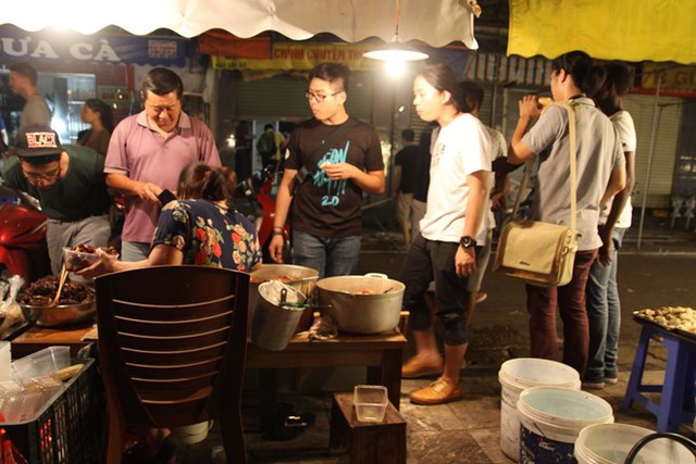 Không chỉ nhiều thực khách thủ đô, khách du lịch nước ngoài khi tham quan phố cổ cũng thích thú với món ăn truyền thống của người Việt Nam.