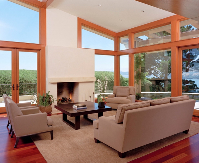  10. Một phòng khách hiện đại với khung cảnh ngoài trời tuyệt đẹp! Đồ nội thất sử dụng màu sắc trung tính, các vật trang trí nhỏ làm cho không gian thêm thư giãn.