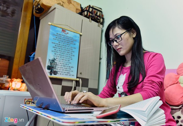 C&aacute;c buổi tối c&ograve;n lại, Vũ Thị Nhung soạn gi&aacute;o &aacute;n, cập nhật kiến thức mới v&agrave; đ&ocirc;i l&uacute;c l&agrave; dạy cho học sinh &ocirc;n thi đại học. Hiện, c&ocirc; được duyệt đề cương, chờ ng&agrave;y bắt đầu nghi&ecirc;n cứu tiến sĩ.