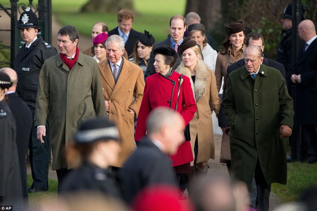 
Đại gia đình hoàng gia Anh vui vẻ đi đến nhà thờ trong ngày Giáng sinh.
