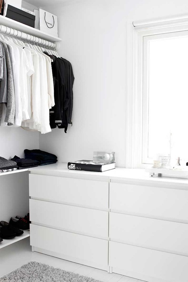 Một tủ nhỏ với những ngăn kéo như thế này sẽ giúp bạn lưu trữ được rất nhiều quần áo và giày dép đấy.