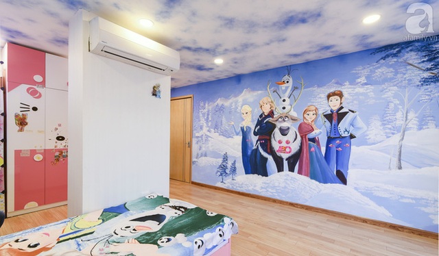 Phòng của cô bé Y Băng vô cùng ấn tượng với bức tranh tường phim Frozen.