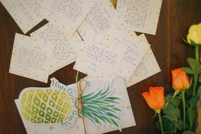 Giấy viết lời cảm ơn được in h&igrave;nh quả dứa đ&aacute;ng y&ecirc;u, thiệp mời th&igrave; được bạn th&acirc;n của c&ocirc; d&acirc;u tự tay vẽ rồi đem in n&ecirc;n đảm bảo chất.