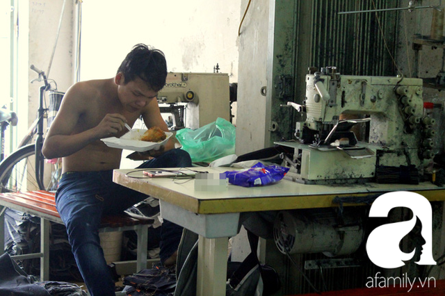 
Sau những bữa ăn vội, người c&ocirc;ng nh&acirc;n phải trở lại, vực dậy tinh thần để tự cứu lấy m&igrave;nh.
