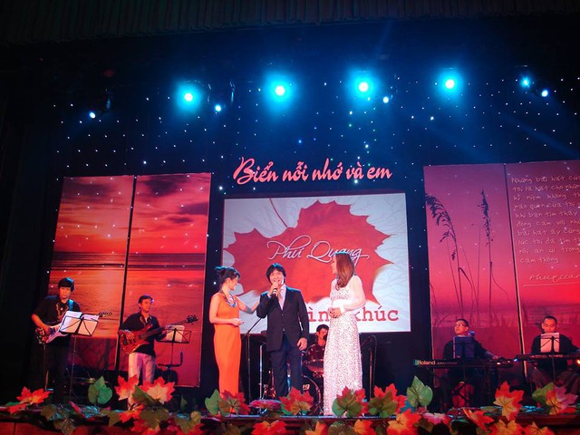 
Nghệ sĩ Quang Lý cùng Hồng Nhung, Mỹ Hạnh trong đêm nhạc Phú Quang tại Hải Phòng. Ảnh: K.N
