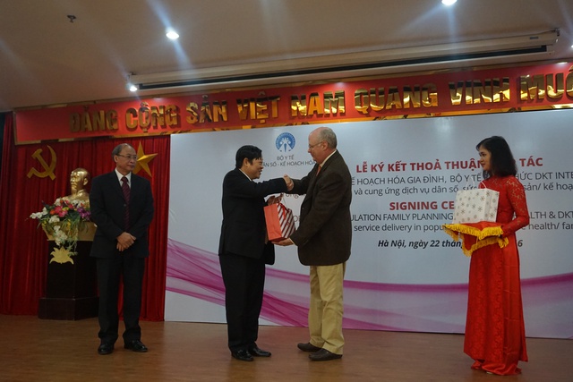 
Ông Michael Evans tặng quà cho Thứ trưởng Bộ Y tế Nguyễn Viết Tiến và Phó Tổng cục trưởng phụ trách Tổng cục DS-KHHGĐ Nguyễn Văn Tân. Ảnh: N.Mai
