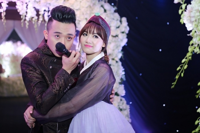 Được mệnh danh là Nam MC mít ướt nhất nhì showbiz Việt, trong đám cưới của mình, Trấn Thành cũng không kìm nén được những giọt nước mắt hạnh phúc.