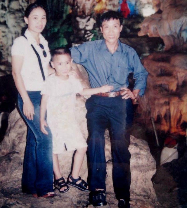 
Anh Long cùng bố mẹ trong dịp đi Hạ Long năm 2004 (ảnh nhân vật cung cấp)
