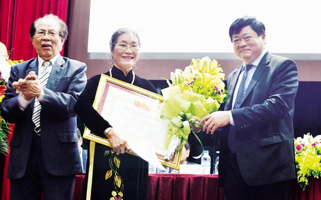 Đại diện gia đình cố nhạc sĩ, nhà viết kịch Trương Minh Phương lên nhận giải thưởng Đào Tấn.