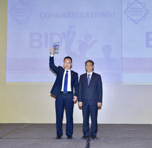 Ông Nguyễn Mai Khanh - Giám đốc Ban Phát triển Ngân hàng Bán lẻ, đại diện BIDV nhận giải thưởng “Ngân hàng bán lẻ tiêu biểu 2016”