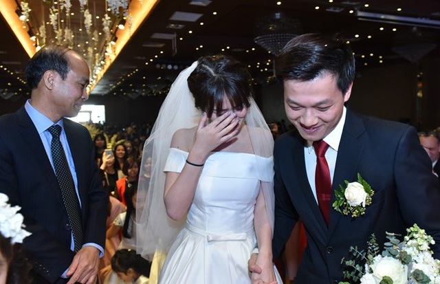 Trần Ngọc nắm chặt tay vợ bước lên sân khấu chính để trình diện gia đình, bạn bè và đồng nghiệp.
