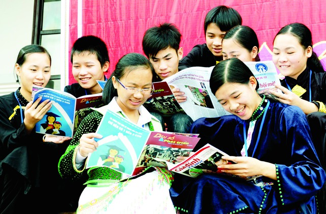 
Tài liệu truyền thông DS-KHHGĐ đến với học sinh vùng cao tỉnh Lạng Sơn. Ảnh: Dương Ngọc
