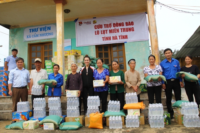 
Ông Trần Tuấn Linh, đại diện cho đoàn công tác trao quà cứu trợ cho người dân xã Cẩm Nhượng, huyện Cẩm Xuyên.
