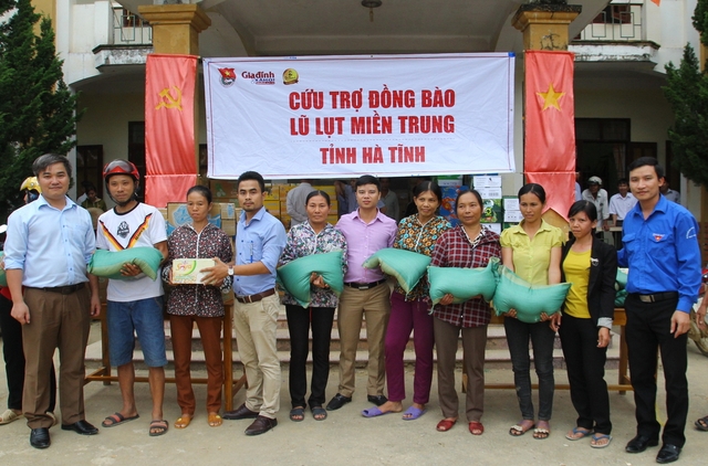 
Hàng trăm phần quà ủng hộ được trao cho người dân xã Đức Bồng, huyện Vũ Quang.
