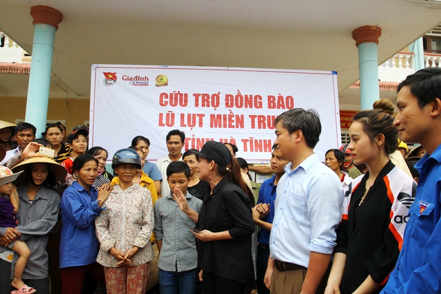 Ca sĩ Phi Nhung gửi đến người dân xã Đức Giang một bài hát mà nhiều người yêu cầu.