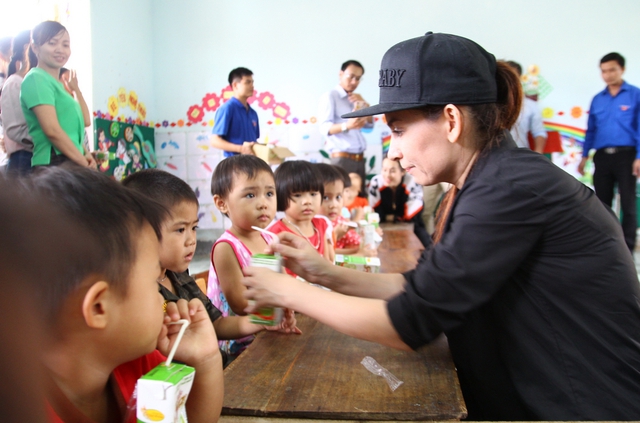 
Phó TBT Trần Tuấn Linh (ảnh trên) và ca sĩ Phi Nhung trao quà cho các cháu trường mầm non Đức Giang.
