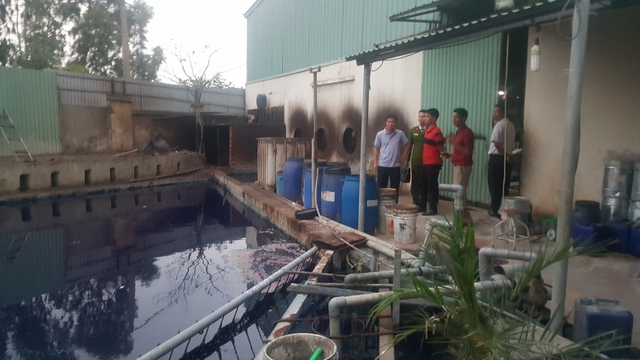 
Công an huyện Văn Lâm kiểm tra khu bể chứa nước thải của Công ty.
