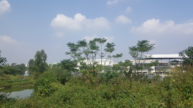 
Nhà xưởng của hai công ty này nhìn từ phía sông Bắc Hưng Hải (xã Kiêu Kỵ, huyện Gia Lâm).
