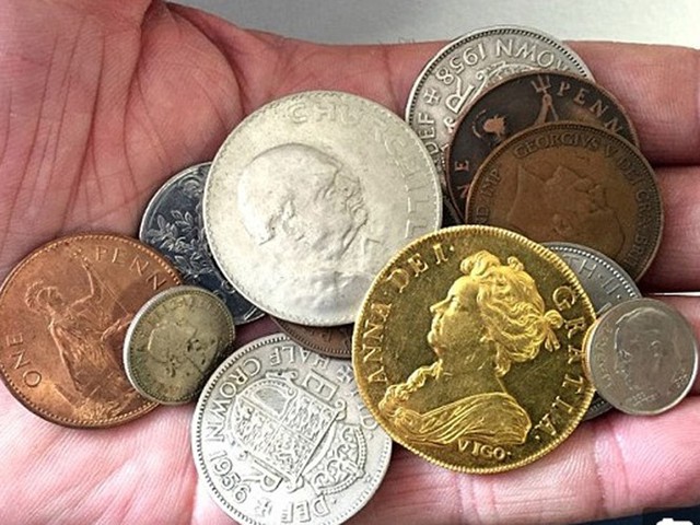 Đồng xu vàng nổi bật nhất trong số các đồng xu làm đồ chơi - Ảnh chụp màn hình Daily Mail
