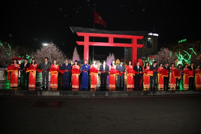 
Phó Thủ tướng Vũ Đức Đam cùng đại diện Nhật Bản và Hải Phòng khai mạc Lễ hội Hoa anh đào.
