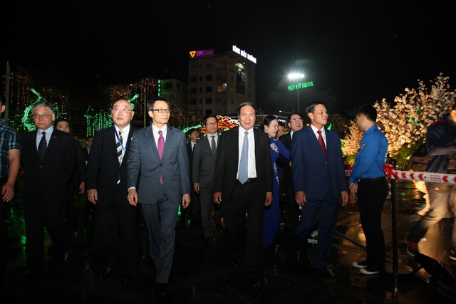 
Phó Thủ tướng Vũ Đức Đam và Ban lãnh đạo thành phố đi thăm quan khu vực triển lãm hoa Anh đào
