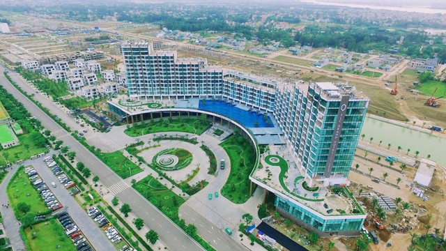 
FLC Grand Hotel Sầm Sơn một mặt tiếp giáp đường Hồ Xuân Hương, một mặt soi bóng bên hồ nước rộng 40.000m2 . (ảnh: DanKo Group)
