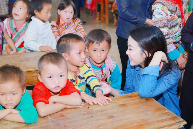 Hoa hậu Đỗ Mỹ Linh đến với trẻ em vùng cao. Ảnh: TL