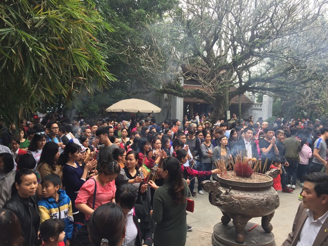 
Trong những ngày nghỉ Tết Nguyên đán Đinh Dậu 2017, khu di tích lịch sử Đền Hùng đón trên 90.000 lượt khách.
