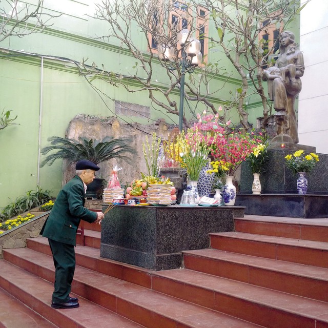 
Ông Nguyễn Văn Cầu trước đài tưởng niệm những thường dân chết vì bom B - 52 ở Khâm Thiên. Ảnh: Q.T
