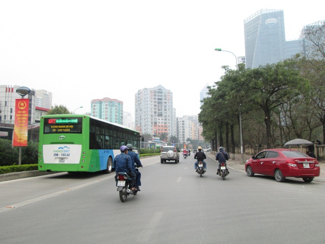 
Ngoài giờ cao điểm, đường rất thông thoáng nên việc lưu thông của các phương tiện tương đối dễ dàng.

 
