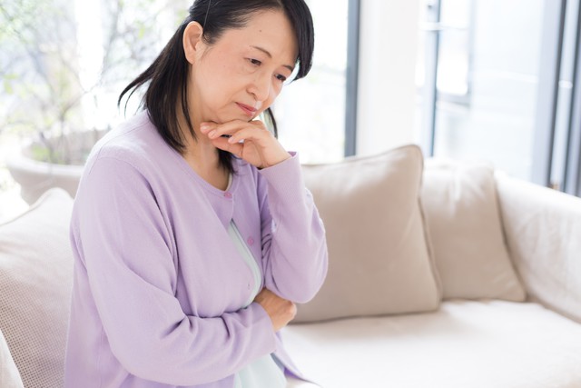 Sau tai biến, người cao tuổi thường trở n&ecirc;n trầm lặng do cảm gi&aacute;c bất lực, bị phụ thuộc