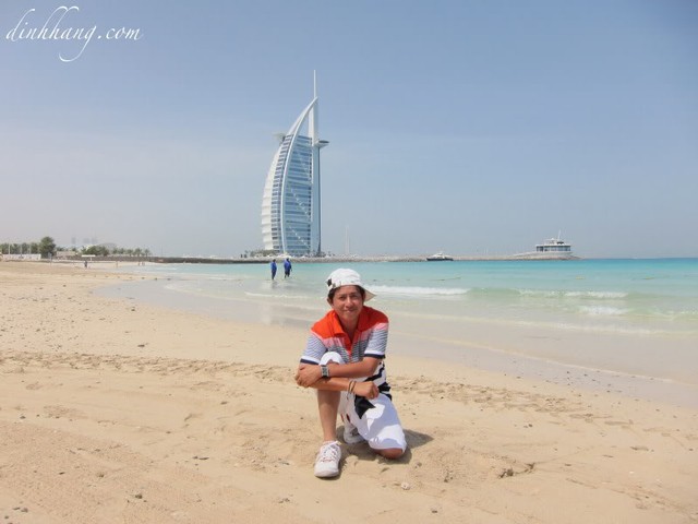 
Nguyễn Ch&iacute; Linh tại Dubai, ph&iacute;a sau lưng l&agrave; kh&aacute;ch sạn 6 sao Burj al Arab.
