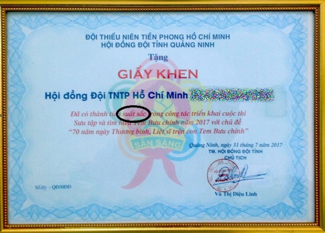 
Lỗi chính tả ghi trên giấy khen. Ảnh: Đ.Tùy
