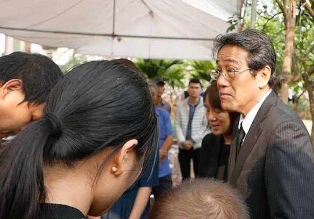 
Đại sứ Nhật Bản đến hỏi thăm gia đình bé Nhật Linh. Ảnh: Đ.Duy
