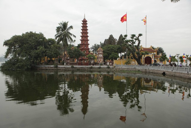 
Ông Tô Văn Động, Giám đốc Sở Văn hóa & Thể thao Hà Nội đưa ra ý tưởng liên hệ với các đền chùa, nhà thờ trên địa bàn TP để đồng loạt đánh hồi chuông dài đúng thời khắc giao thừa.
