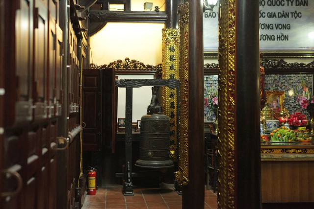 
Qủa chuông lớn nhất trong chùa Quán Sứ (quận Hoàn kiếm, Hà Nội) nặng gần 1 tấn, cao 1,3m và rộng khoảng 70cm. Khi quả chuông ngân lên thì người đi đường cách 1km cũng có thể nghe thấy.
