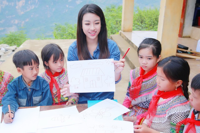 Hoa hậu Đỗ Mỹ Linh trong một chương trình từ thiện. Ảnh: TL
