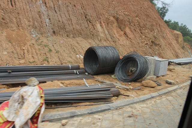 Sắt thép đang nằm ngổn ngang trên công trình dự án...