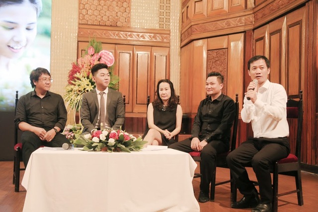 
Ca sĩ Phan Trung Kiên (thứ hai từ trái qua) tham gia giao lưu
