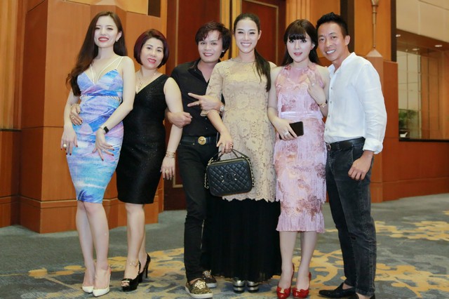 
Vợ chồng ca sĩ Việt Hoàn cũng đến chúc mừng sinh nhật con gái Lê Mận
