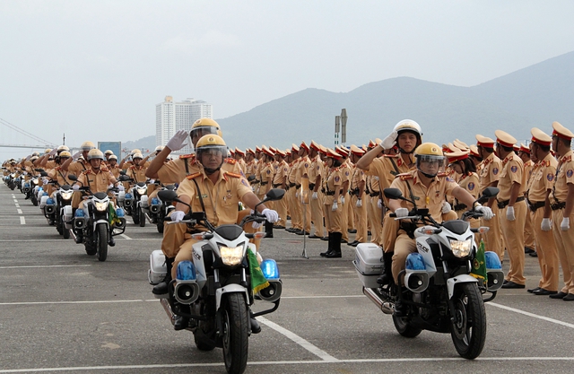 
Gần 1.000 cảnh sát giao thông từ 63 tỉnh thành trên cả nước cùng hàng trăm phương tiện, thiết bị kỹ thuật được triệu tập để bảo đảm an toàn giao thông và dẫn đoàn trong Tuần lễ cấp cao diễn ra tại Đà Nẵng.
