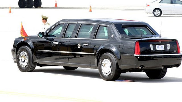 
Trong mỗi chuyến thăm của Tổng thống Mỹ, sẽ có 2 chiếc Cadillac One The Beast được mang theo. Một xe chở Tổng thống Mỹ và một để nghi binh.

