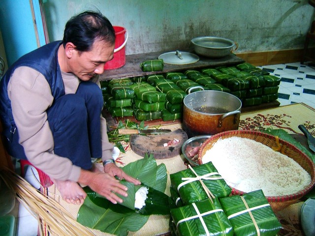 Tranh Khúc hối hả những ngày giáp Tết Nguyên đán. Ảnh: HP