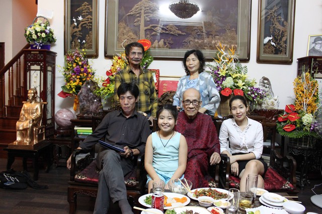 GS Đặng Cảnh Khanh với gia đình bốn thế hệ của mình.