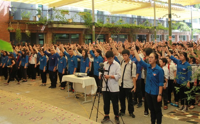 
Toàn trường hô vang khẩu hiệu Lương Thế Vinh trước khi tiễn biệt người thầy lần cuối.
