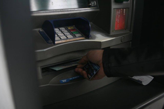 
Một số công nhân cũng cho rằng, việc các ngân hàng đặt quá ít cây ATM tại đây khiến tình trạng người dân phải xếp hàng dài xảy ra dịp sát Tết nhiều năm qua.
