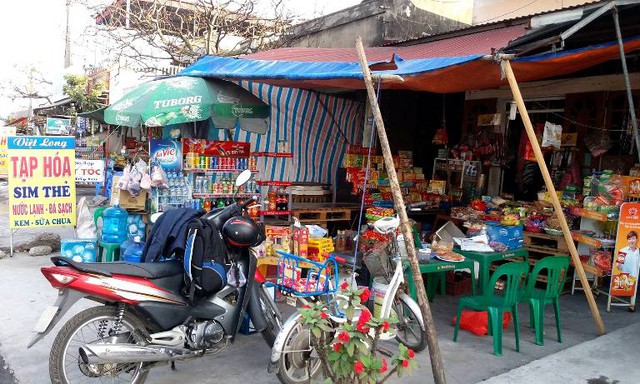 
Cửa hàng và cũng là chỗ ăn nghỉ của Liên cùng vợ hai tại thị trấn Phú Thái. Ảnh: Đ.Tuỳ

